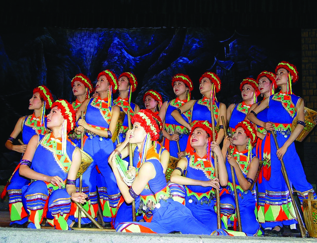 Read the full story, 推荐正规买球平台 hosts Chinese ethnic troupe dance performance